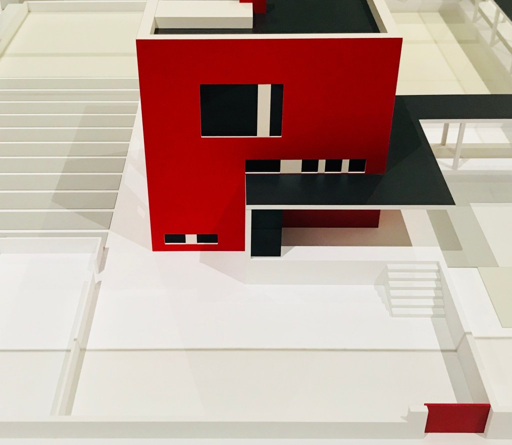 Modell eines modernen Gebäudes in Rot und Weiß mit einzigartigem Design und klaren Linien.